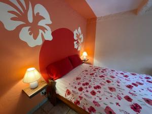 una camera da letto con un letto dipinto a parete con fiori di Hotel Entre Dos Aguas a Sámara
