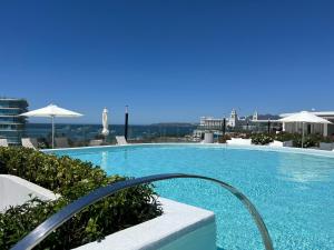 a large swimming pool on top of a building at Elegante departamento en Nuevo Vallarta in Bucerías +26 photos