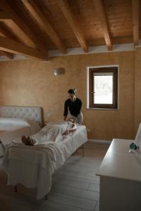 una mujer en una habitación de hospital con dos camas en Rama Relais, en Caprino Veronese