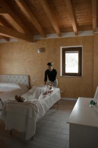 a woman in a hospital room with two beds at Rama Relais in Caprino Veronese