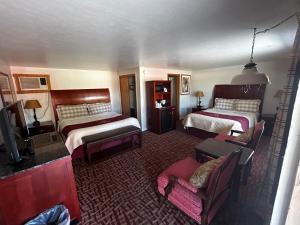 une chambre d'hôtel avec deux lits et un canapé dans l'établissement Rainbow Lodge and Inn, à Colorado Springs 26 autres photos