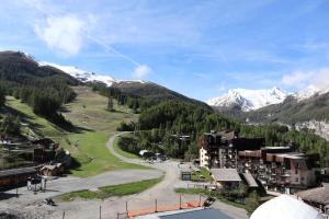 a view of a resort with mountains in the background at Résidence Le Boussolenc - JOLI STUDIO CENTRE STATION MAE-2134 in Le Mélézet