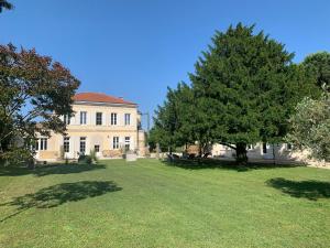 Ogród w obiekcie Bâtisse en pierre XVII siècle 115 M² avec terrasse