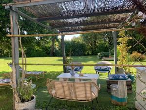 Ogród w obiekcie Bâtisse en pierre XVII siècle 115 M² avec terrasse