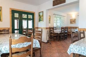 a restaurant with tables and chairs in a room at Zielony koń in Sorkwity
