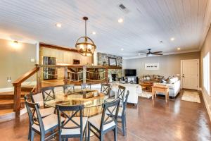 TV a/nebo společenská místnost v ubytování Hot Tub, Dock, Lakefront Luxe Six Mile Retreat