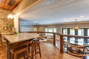 Posezení v ubytování Hot Tub, Dock, Lakefront Luxe Six Mile Retreat