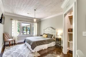 Postel nebo postele na pokoji v ubytování Hot Tub, Dock, Lakefront Luxe Six Mile Retreat