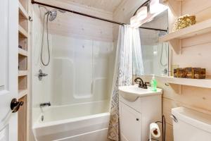 Koupelna v ubytování Hot Tub, Dock, Lakefront Luxe Six Mile Retreat + 31 fotografií