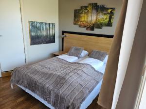 een slaapkamer met 2 bedden in een kamer bij Motell Lier in Lier