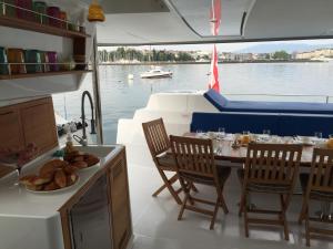 Gallery image of Floatinn Boat-BnB in Geneva