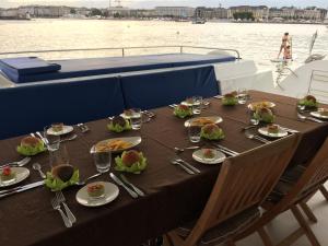 Essen auf dem Boot oder in der Nähe