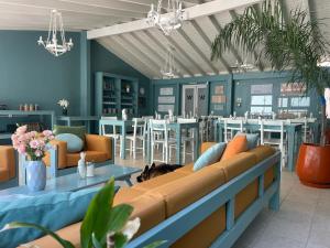 a living room with a couch and tables and chairs at Hotel Windsor Mendoza in Mendoza