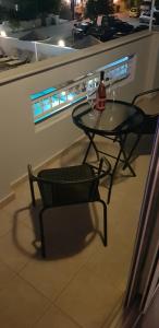 カルダメナにあるDinos Pool Apartmentのテーブル、椅子、ワイン1本
