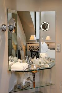 Habitación con baño con espejo y lavabo. en La Cour Berbisey - Teritoria en Dijon
