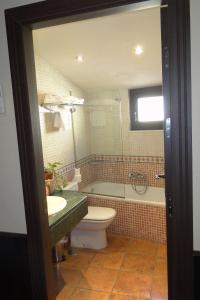 een badkamer met een wastafel, een toilet en een bad bij Hosteria Casa Vallejo in Salamanca