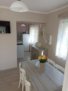 a kitchen and dining room with a table and chairs at Seosko domaćinstvo Selenić in Rogačica