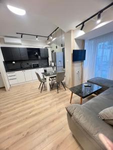una sala de estar con un sofá y una mesa en Varna central apartment with parking for normal to middle sized cars, en Varna