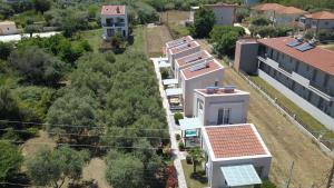 una vista aérea de un edificio con paneles solares en su techo en Thalassa Apartments, en Skala Potamias