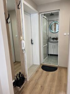 un baño con espejo y lavabo en Varna central apartment with parking for normal to middle sized cars, en Varna 32 fotos más