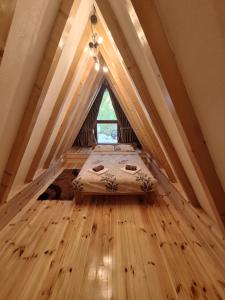 Un pat sau paturi într-o cameră la Bungalow Kalina