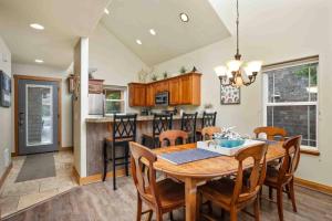une cuisine et une salle à manger avec une table et des chaises en bois dans l'établissement Lakeshore Retreat, à Rockaway Beach