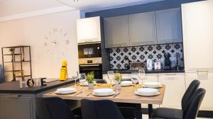 Η κουζίνα ή μικρή κουζίνα στο Chic Apartment with balcony & Side Sea Views- Apt 3