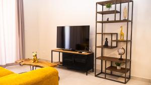 Μια τηλεόραση ή/και κέντρο ψυχαγωγίας στο Chic Apartment with balcony & Side Sea Views- Apt 3