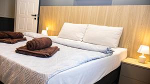 Ένα ή περισσότερα κρεβάτια σε δωμάτιο στο Chic Apartment with balcony & Side Sea Views- Apt 3