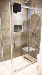 Ένα μπάνιο στο Chic Apartment with balcony & Side Sea Views- Apt 3 +21 φωτογραφίες