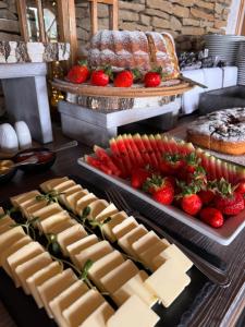 維斯瓦的住宿－卡羅洛多爾酒店，包括奶酪、草莓和其他开胃菜的自助餐