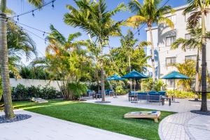 Zahrada ubytování Compass by Margaritaville Hotel Naples