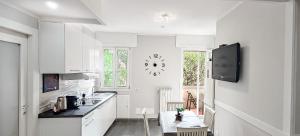 Kuchyň nebo kuchyňský kout v ubytování Rome Essence Apartament