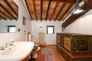 baño con lavabo y techo de madera en Casa dei Camini, en Caprino Veronese