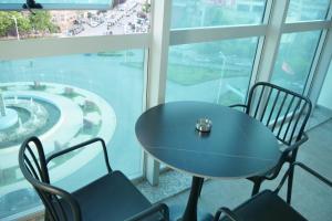 Πισίνα στο ή κοντά στο STAY-FIVE Modern Central Studios Self Check-in & Fast Wi-Fi