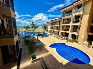 Výhľad na bazén v ubytovaní Apartamento de lujo frente a playa Jacó-3 BD/ 2 BA alebo v jeho blízkosti