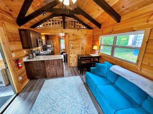a living room with a blue couch in a cabin at BMV8 Tiny Home village near Bretton Woods in Twin Mountain