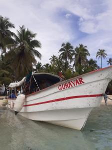 Waisalatupo的住宿－Discovery Gunayar，坐在海滩上水中的船