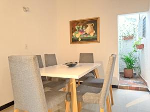 uma sala de jantar com mesa e cadeiras em Beautiful and cozy house in the best location em Medellín