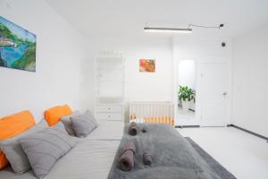 een woonkamer met een groot bed in het midden bij Design Family Apartment in Leiden Center 6p & baby in Leiden