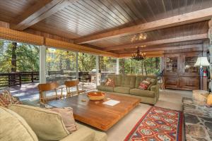 una sala de estar con un sofá y una mesa en River's Edge w/ BBQ, Wifi, Firepit!, en North Wawona