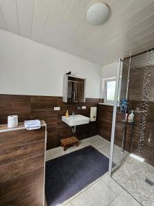 duża łazienka z prysznicem i umywalką w obiekcie Idyllisches Ferienhaus im Fichtelgebirge w mieście Nagel