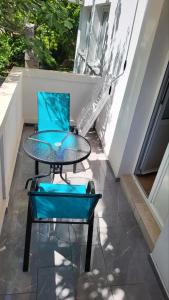- une table et deux chaises sur la terrasse dans l'établissement Apartman Padova, à Rab