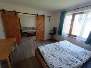 Giường trong phòng chung tại Happy House