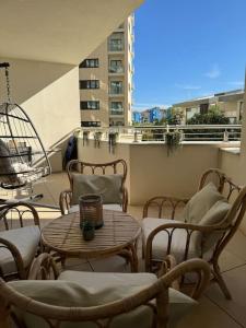 Svalir eða verönd á Luxury 1 bed with Pool and Sea Views