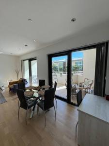 Setusvæði á Luxury 1 bed with Pool and Sea Views