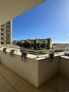 Svalir eða verönd á Luxury 1 bed with Pool and Sea Views