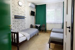 ein Krankenhauszimmer mit 2 Betten und einem Fenster in der Unterkunft Promenada in Węgierska Górka