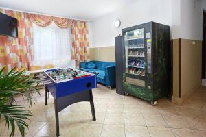 een woonkamer met een schaakbord en een machine bij Promenada in Węgierska Górka