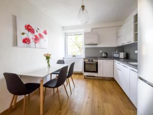 Una cocina con una mesa y sillas en una habitación. en Apartmán Mezi vinicemi, en Znojmo 16 fotos más